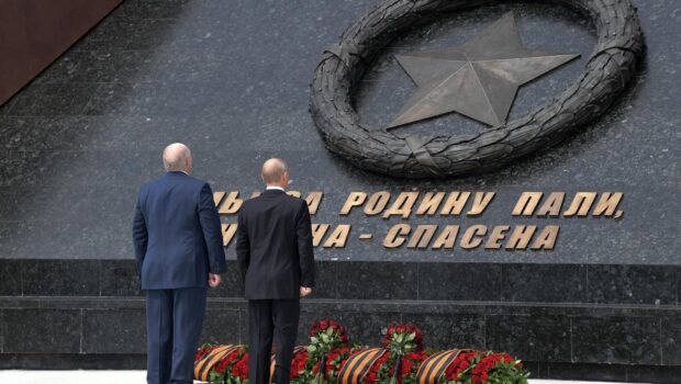 Президенты России и Белоруссии открыли подо Ржевом памятник Советскому солдату