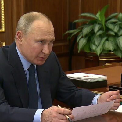 Владимир Путин обсудил с главой РФПИ экспорт и производство российских вакцин за рубежом