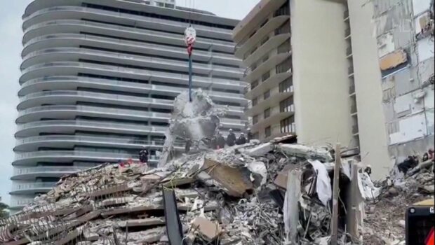 Во Флориде продолжается разбор завалов на месте рухнувшего дома