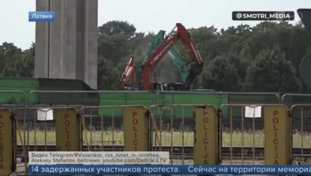 В Риге утром снесли еще одну скульптуру на мемориале советским воинам-освободителям