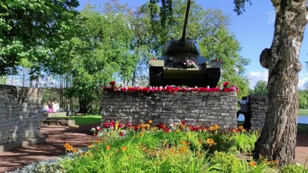 В Нарве люди охраняют советский памятник, который собрались снести эстонские власти