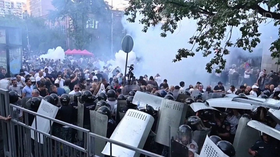 Оппозиция Армении рано утром возобновила протестную акцию в центре Еревана