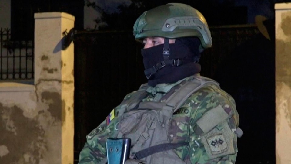 Полиция Эквадора штурмом взяла посольство Мексики в городе Кито