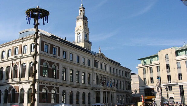 В Рижской думе поддержали демонтаж мемориальных досок Пушкину и Петру I