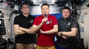 Космонавты поздравили россиян с Днем государственного флага с борта МКС