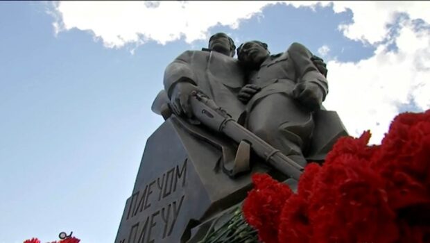 Президент Словакии призвал помнить о советских воинах-освободителях