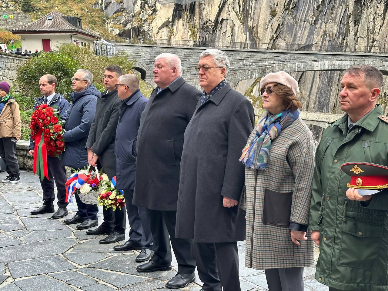 В ШВЕЙЦАРИИ ПРОШЛА ПАМЯТНАЯ ЦЕРЕМОНИЯ У МОНУМЕНТА СПОДВИЖНИКАМ СУВОРОВА, ПОГИБШИМ ПРИ ПЕРЕХОДЕ ЧЕРЕЗ АЛЬПЫ
